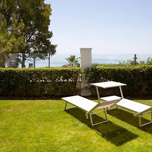 Frontline Ground Floor With Private Garden, Doncella Beach. Apartamento